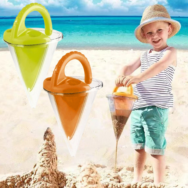 Kids Outdoor Play Equipment - Dzieci na plaży myślą o zabawie